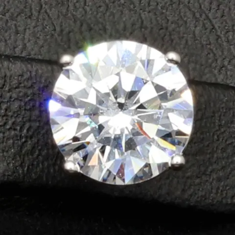 Glänzende Ohrstecker aus rhodiniertem 925er Sterling Silber, besetzt mit funkelnden Zirkonia (Diamantimitation) im Brillantschliff