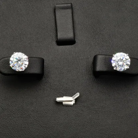 Glänzende Ohrstecker aus rhodiniertem 925er Sterling Silber, besetzt mit funkelnden Zirkonia (Diamantimitation) im Brillantschliff