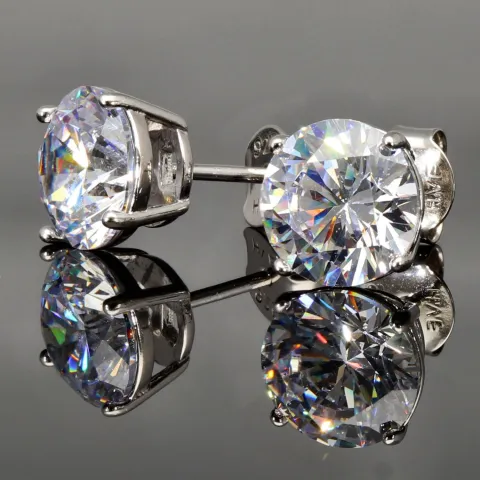 Glänzende Ohrstecker aus rhodiniertem 925er Sterling Silber, besetzt mit funkelnden Zirkonia (Diamantimitation) im Brillantschliff