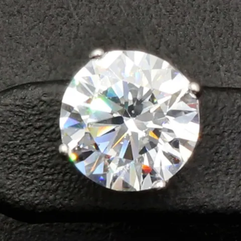 Glänzende Ohrstecker aus rhodiniertem 925er Sterling Silber, besetzt mit funkelnden Zirkonia (Diamantimitation) im Brillantschliff