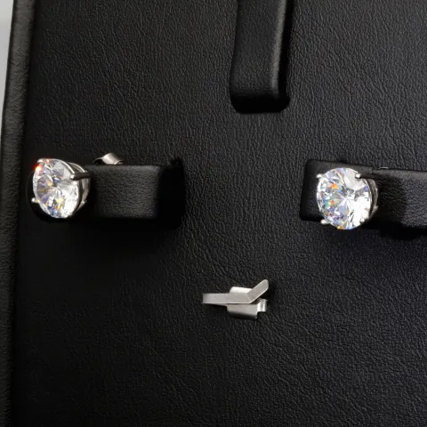 Glänzende Ohrstecker aus rhodiniertem 925er Sterling Silber, besetzt mit funkelnden Zirkonia (Diamantimitation) im Brillantschliff