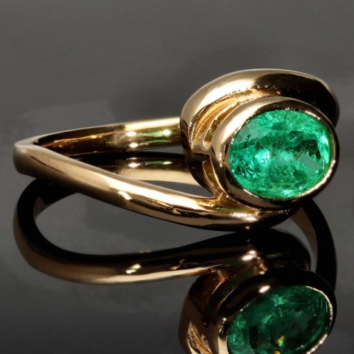 Prächtiger Ring für Damen aufwendig in Handarbeit gefertigt mit einem eingefassten, leuchtenden grasgrünen, kolumbianischen Smaragden in ovaler Form (ca. 1,06 ct.) in 18K / 750 Gelbgold - Ringgröße ca. 60-61