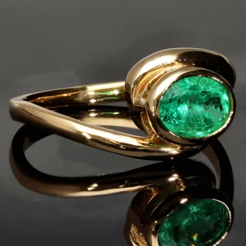 Prächtiger Ring für Damen aufwendig in Handarbeit gefertigt mit einem eingefassten, leuchtenden grasgrünen, kolumbianischen Smaragden in ovaler Form (ca. 1,06 ct.) in 18K / 750 Gelbgold - Ringgröße ca. 60-61