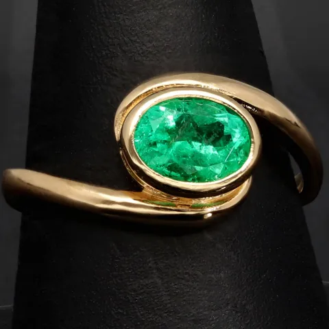 Prächtiger Ring für Damen aufwendig in Handarbeit gefertigt mit einem eingefassten, leuchtenden grasgrünen, kolumbianischen Smaragden in ovaler Form (ca. 1,06 ct.) in 18K / 750 Gelbgold - Ringgröße ca. 60-61