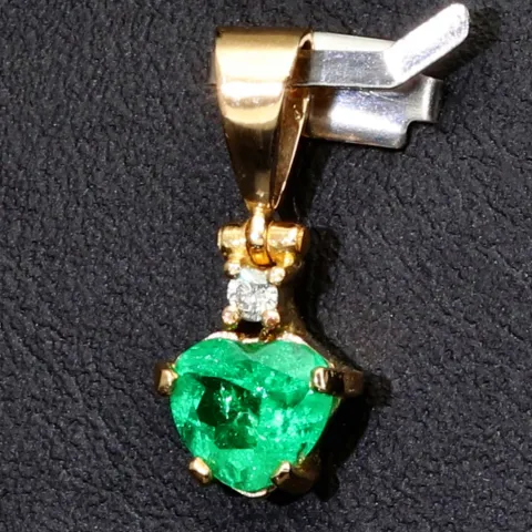 Kolumbianischer, leuchtend grasgrüner Anhänger aus 18K / 750 Gold bestückt mit einem Smaragd mit aufwendigem Herzschliff (ca. 0,74 ct.) und einem Brillanten (ca. 0,03 ct.) in edlen Krappen gefasst - Handarbeit