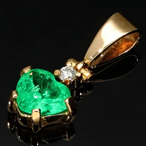Kolumbianischer, leuchtend grasgrüner Anhänger aus 18K / 750 Gold bestückt mit einem Smaragd mit aufwendigem Herzschliff (ca. 0,74 ct.) und einem Brillanten (ca. 0,03 ct.) in edlen Krappen gefasst - Handarbeit