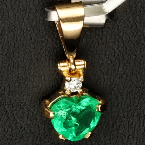 Kolumbianischer, leuchtend grasgrüner Anhänger aus 18K / 750 Gold bestückt mit einem Smaragd mit aufwendigem Herzschliff (ca. 0,74 ct.) und einem Brillanten (ca. 0,03 ct.) in edlen Krappen gefasst - Handarbeit