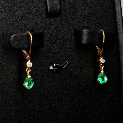 Exquisite Ohrhänger / Ohrringe mit 2 Smaragdtropfen (ca. 0,94 ct.) mit eingefassten Diamanten ( ca. 0,06 ct.)  und Klappbrisuren in 18K / 750 Gold gefasst - in Handarbeit hergestellt