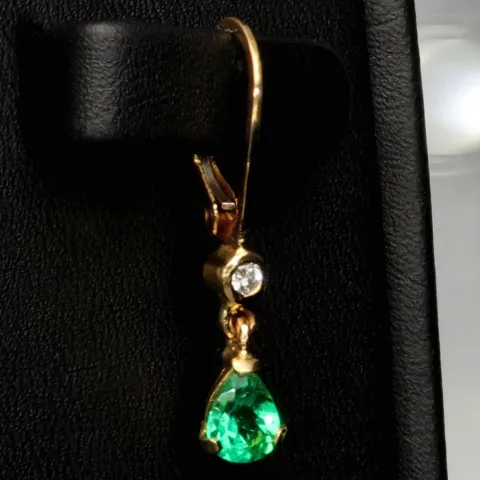 Exquisite Ohrhänger / Ohrringe mit 2 Smaragdtropfen (ca. 0,94 ct.) mit eingefassten Diamanten ( ca. 0,06 ct.) und Klappbrisuren in 18K / 750 Gold gefasst - in Handarbeit hergestellt