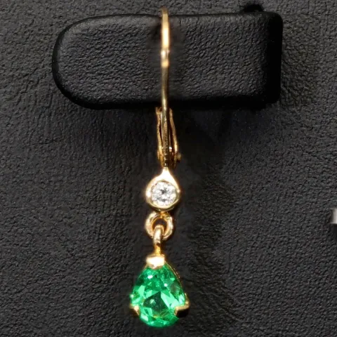 Exquisite Ohrhänger / Ohrringe mit 2 Smaragdtropfen (ca. 0,94 ct.) mit eingefassten Diamanten ( ca. 0,06 ct.) und Klappbrisuren in 18K / 750 Gold gefasst - in Handarbeit hergestellt