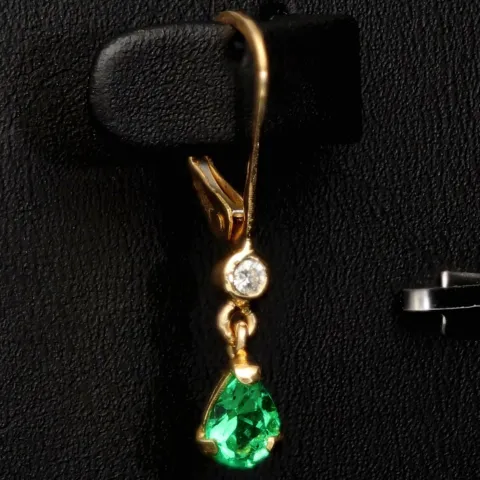 Exquisite Ohrhänger / Ohrringe mit 2 Smaragdtropfen (ca. 0,94 ct.) mit eingefassten Diamanten ( ca. 0,06 ct.) und Klappbrisuren in 18K / 750 Gold gefasst - in Handarbeit hergestellt