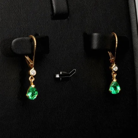 Exquisite Ohrhänger / Ohrringe mit 2 Smaragdtropfen (ca. 0,94 ct.) mit eingefassten Diamanten ( ca. 0,06 ct.) und Klappbrisuren in 18K / 750 Gold gefasst - in Handarbeit hergestellt