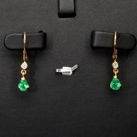 Exquisite Ohrhänger / Ohrringe mit 2 Smaragdtropfen (ca. 0,94 ct.) mit eingefassten Diamanten ( ca. 0,06 ct.) und Klappbrisuren in 18K / 750 Gold gefasst - in Handarbeit hergestellt