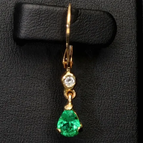 Exquisite Ohrhänger / Ohrringe mit 2 Smaragdtropfen (ca. 0,94 ct.) mit eingefassten Diamanten ( ca. 0,06 ct.) und Klappbrisuren in 18K / 750 Gold gefasst - in Handarbeit hergestellt