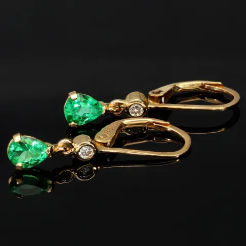 Exquisite Ohrhänger / Ohrringe mit 2 Smaragdtropfen (ca. 0,94 ct.) mit eingefassten Diamanten ( ca. 0,06 ct.) und Klappbrisuren in 18K / 750 Gold gefasst - in Handarbeit hergestellt