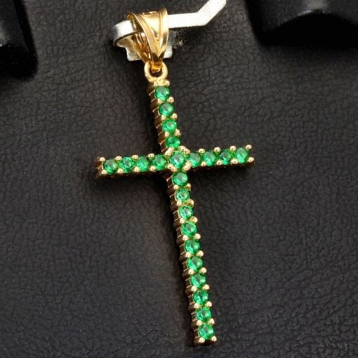 Kreuz-Anhänger aus massivem, hochwertigem 14k / 585 Gold (Gelbgold) besetzt mit grünen, leuchtenden Zirkoniasteinen in Krappenfassungen
