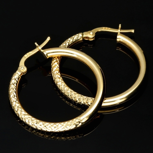 Gold-Creolen aus 585er 14K Gelbgold mit halb gestepptem Muster und halb glänzend polierter Oberfläche