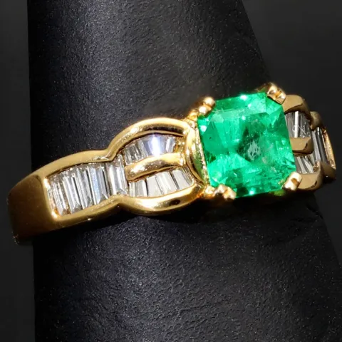 Luxus Damenring in 18K / 750 Gelbgold mit einem leuchtenden ca. 1 ct. großen Smaragd und 25 Diamanten (ca. 0,6 ct.) - Hergestellt in aufwendiger Handarbeit