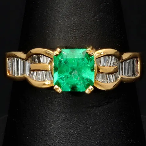 Luxus Damenring in 18K / 750 Gelbgold mit einem leuchtenden ca. 1 ct. großen Smaragd und 25 Diamanten (ca. 0,6 ct.) - Hergestellt in aufwendiger Handarbeit