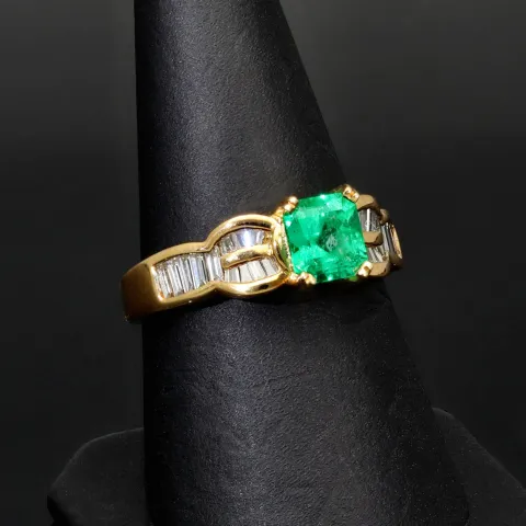 Luxus Damenring in 18K / 750 Gelbgold mit einem leuchtenden ca. 1 ct. großen Smaragd und 25 Diamanten (ca. 0,6 ct.) - Hergestellt in aufwendiger Handarbeit