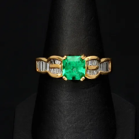 Luxus Damenring in 18K / 750 Gelbgold mit einem leuchtenden ca. 1 ct. großen Smaragd und 25 Diamanten (ca. 0,6 ct.) - Hergestellt in aufwendiger Handarbeit