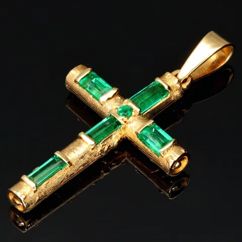 Handgearbeiteter kolumbianischer Kreuzanhänger mit 6 funkelnden, leuchtend grünen, eingefassten Smaragden. Modern und zugleich zeitlos. (750er 18K Gold)