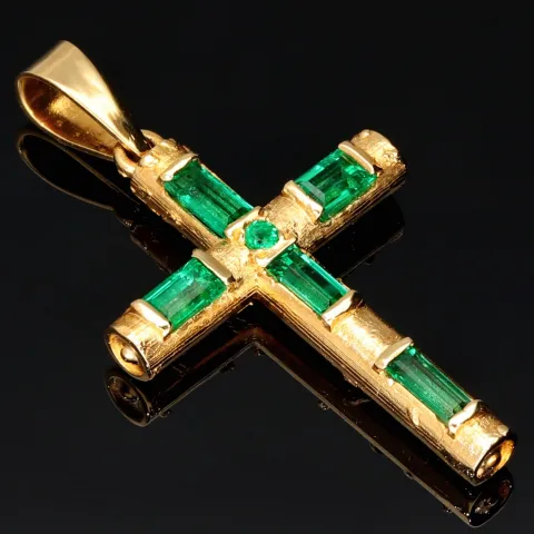 Handgearbeiteter kolumbianischer Kreuzanhänger mit 6 funkelnden, leuchtend grünen, eingefassten Smaragden. Modern und zugleich zeitlos. (750er 18K Gold)