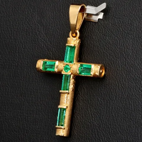 Handgearbeiteter kolumbianischer Kreuzanhänger mit 6 funkelnden, leuchtend grünen, eingefassten Smaragden. Modern und zugleich zeitlos. (750er 18K Gold)