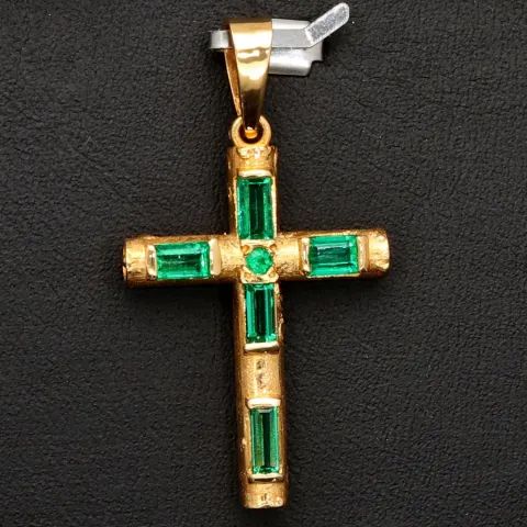 Handgearbeiteter kolumbianischer Kreuzanhänger mit 6 funkelnden, leuchtend grünen, eingefassten Smaragden. Modern und zugleich zeitlos. (750er 18K Gold)