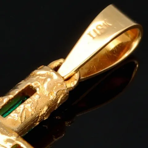 Handgearbeiteter kolumbianischer Kreuzanhänger mit 6 funkelnden, leuchtend grünen, eingefassten Smaragden. Modern und zugleich zeitlos. (750er 18K Gold)