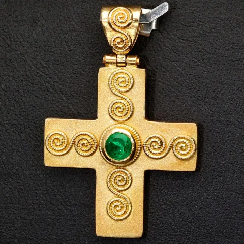 Massiver Kreuz-Anhänger mit eingefassten, funkelnden, kolumbianischen Smaragd in aufwendigem Rundschliff (ca. 0,29 ct.) in edlem Gold (750 18K Gelbgold)