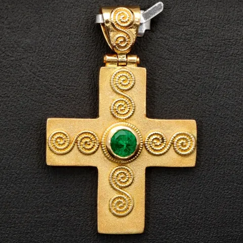 Massiver Kreuz-Anhänger mit eingefassten, funkelnden, kolumbianischen Smaragd in aufwendigem Rundschliff (ca. 0,29 ct.) in edlem Gold (750 18K Gelbgold)