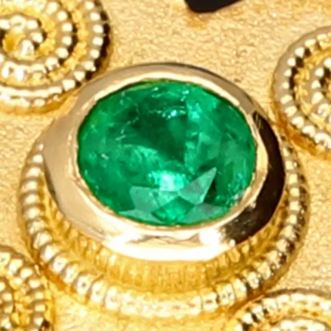 Massiver Kreuz-Anhänger mit eingefassten, funkelnden, kolumbianischen Smaragd in aufwendigem Rundschliff (ca. 0,29 ct.) in edlem Gold (750 18K Gelbgold)