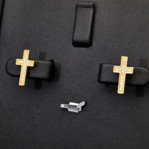 Exquisite Kreuz-Ohrstecker aus 585er (14K) Gold mit funkelnden Zirkonia