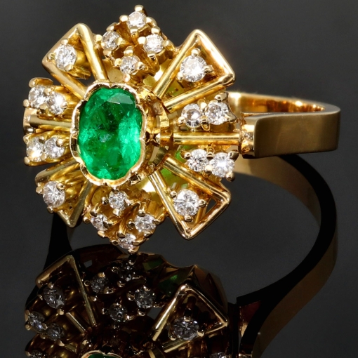 Exklusiver Ring für Damen aus massivem 18K / 750 Gold (Gelbgold) mit einem edlen, tannengrünen 0,4 ct. großen Smaragd und 20 Diamanten ( gesamt ca. 0,36 ct.)