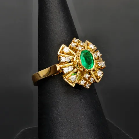 Exklusiver Ring für Damen aus massivem 18K / 750 Gold (Gelbgold) mit einem edlen, tannengrünen 0,4 ct. großen Smaragd und 20 Diamanten ( gesamt ca. 0,36 ct.)