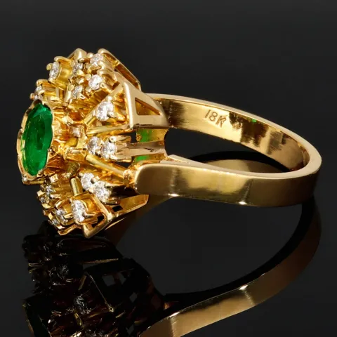 Exklusiver Ring für Damen aus massivem 18K / 750 Gold (Gelbgold) mit einem edlen, tannengrünen 0,4 ct. großen Smaragd und 20 Diamanten ( gesamt ca. 0,36 ct.)