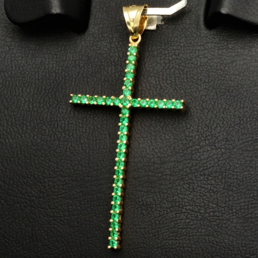Massiver Kreuz-Anhänger aus edlem 14k / 585 Gold (Gelbgold) besetzt mit grünen, leuchtenden Zirkoniasteinen in Krappenfassungen
