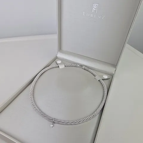 Wellendorff Markenschmuck: Beeindruckendes Collier PRINZESSE / Seidenkordel, mit filigraner Struktur aus hochwertigem Gold in ca 43 cm Länge (18K / 750 Weißgold, ca. 78,6g) mit Brillantanhänger (ca. 0,017 ct.)