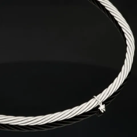Wellendorff Markenschmuck: Beeindruckendes Collier PRINZESSE / Seidenkordel, mit filigraner Struktur aus hochwertigem Gold in ca 43 cm Länge (18K / 750 Weißgold, ca. 78,6g) mit Brillantanhänger (ca. 0,017 ct.)