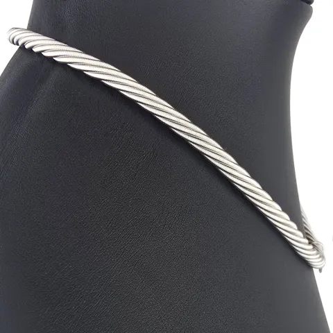 Wellendorff Markenschmuck: Beeindruckendes Collier PRINZESSE / Seidenkordel, mit filigraner Struktur aus hochwertigem Gold in ca 43 cm Länge (18K / 750 Weißgold, ca. 78,6g) mit Brillantanhänger (ca. 0,017 ct.)