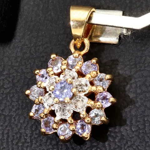 Kleiner, edler Anhänger aus edlem Gold (9K 375 Gelbgold) mit leuchtenden Zirkonia besetzt
