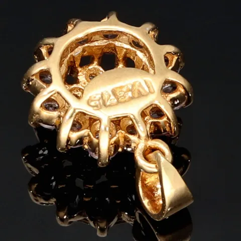 Kleiner, edler Anhänger aus edlem Gold (9K 375 Gelbgold) mit leuchtenden Zirkonia besetzt