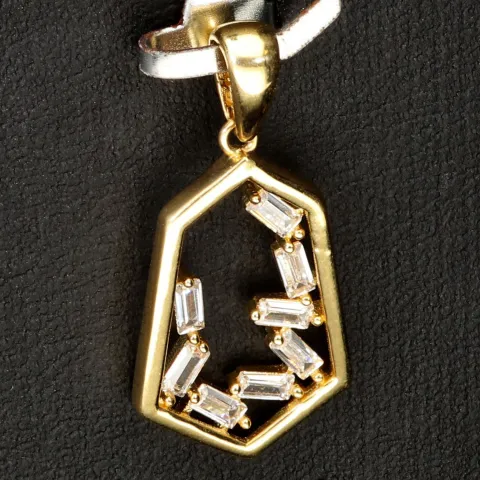 Zeitloser Gold-Anhänger in modernem, geometrischen Design in 14K 585 Gold (Gelbgold), edel verziert mit strahlend, weißen Zirkonia