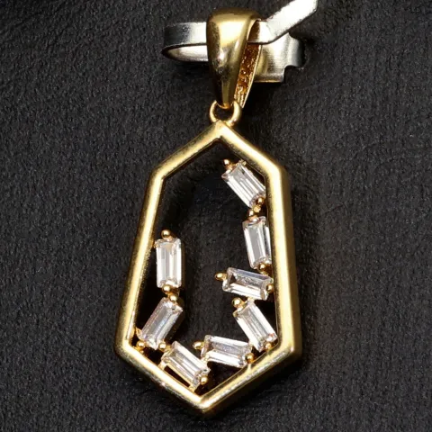 Zeitloser Gold-Anhänger in modernem, geometrischen Design in 14K 585 Gold (Gelbgold), edel verziert mit strahlend, weißen Zirkonia