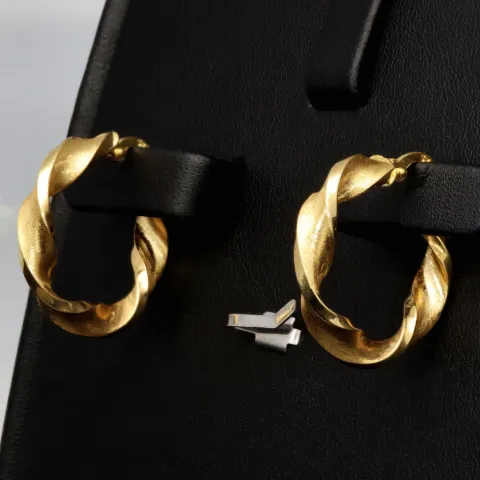 Edle Spiral-Creolen in mit feinem halb polierten, halb mattierten Design aus hochwertigem 585 / 14K Gold