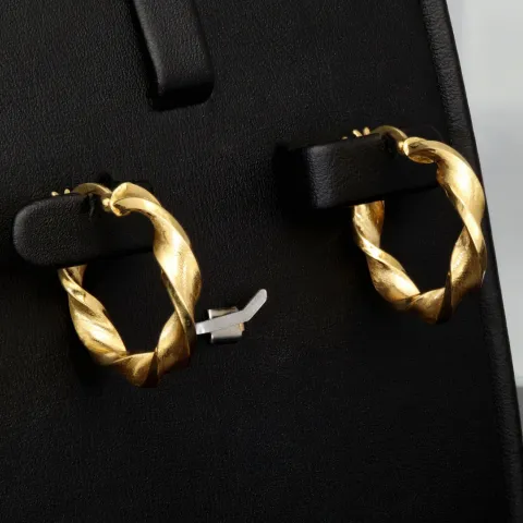 Edle Spiral-Creolen in mit feinem halb polierten, halb mattierten Design aus hochwertigem 585 / 14K Gold