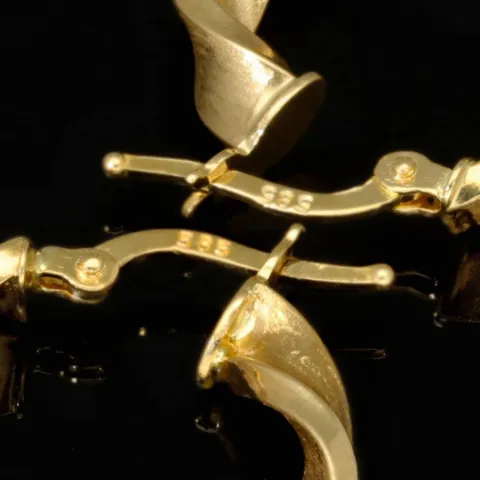 Edle Spiral-Creolen in mit feinem halb polierten, halb mattierten Design aus hochwertigem 585 / 14K Gold