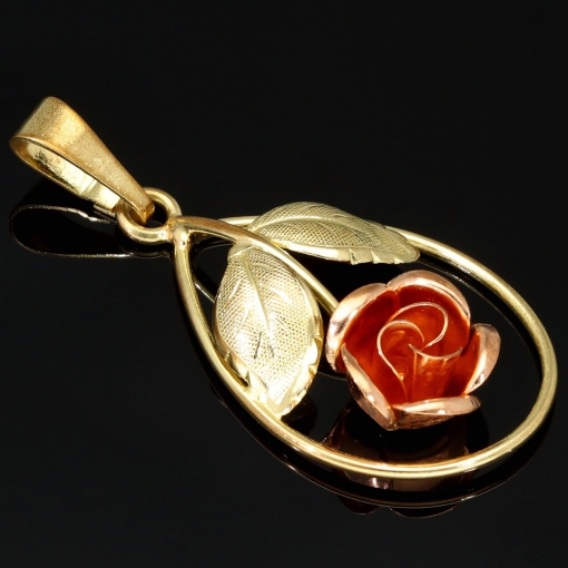 Fein detaillierter Anhänger in Form einer Rose mit filigranen Details, hochwertig gearbeitet aus 333er 8K Bicolor Gold