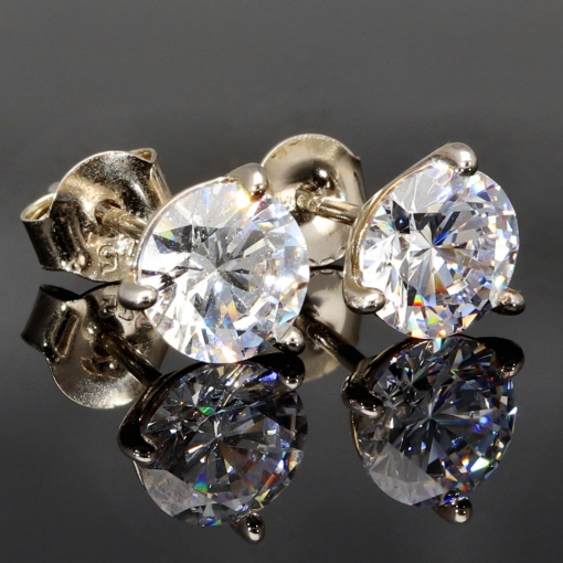Zeitlos schöne Ohrstecker aus rhodiniertem 925er Sterling Silber, die mit brillant geschliffenen Zirkonia (Diamantimitation)